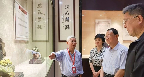 Luo shugang, Presidente del Comité de educación, cultura y salud del Congreso Nacional del pueblo, dirigió al Grupo de investigación a visitar ante · ni Dongfang galerías de arte.